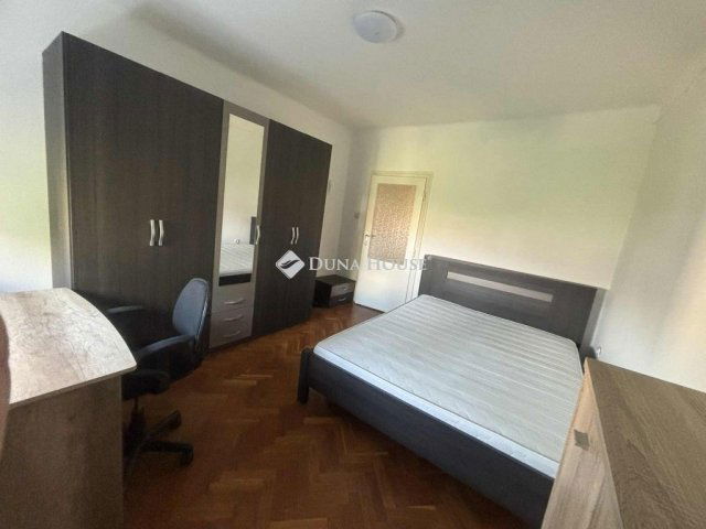Kiadó téglalakás, albérlet, Pécsett 175 E Ft / hó, 2 szobás