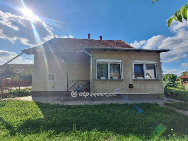 Eladó családi ház, Füzesgyarmaton 25 M Ft, 3 szobás