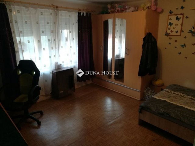 Eladó családi ház, Pécsett 46.9 M Ft, 3 szobás