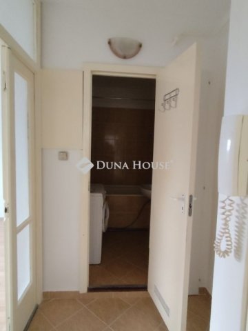 Kiadó panellakás, albérlet, Pécsett 150 E Ft / hó, 2 szobás
