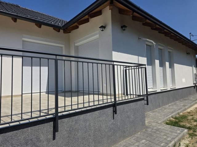 Eladó ikerház, Százhalombattán 95 M Ft, 4 szobás