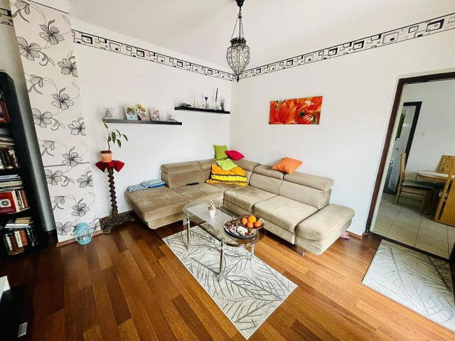 Eladó családi ház, Vácon 102.5 M Ft, 7 szobás