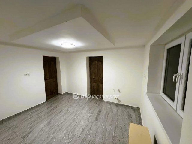 Eladó családi ház, Kisújszálláson 15.6 M Ft, 1 szobás