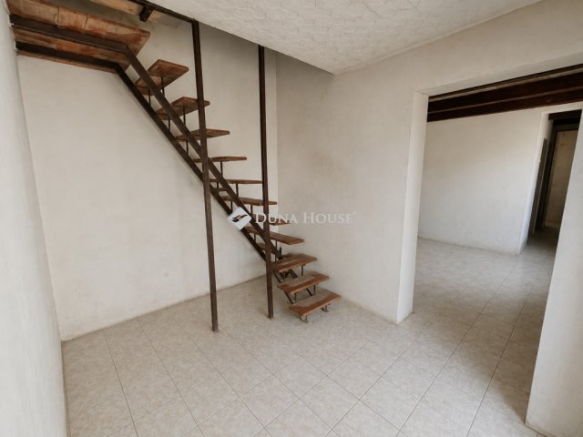 Eladó családi ház, Dorogon 59.9 M Ft, 7 szobás