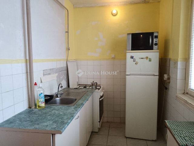 Eladó panellakás, Cegléden 42 M Ft, 2 szobás