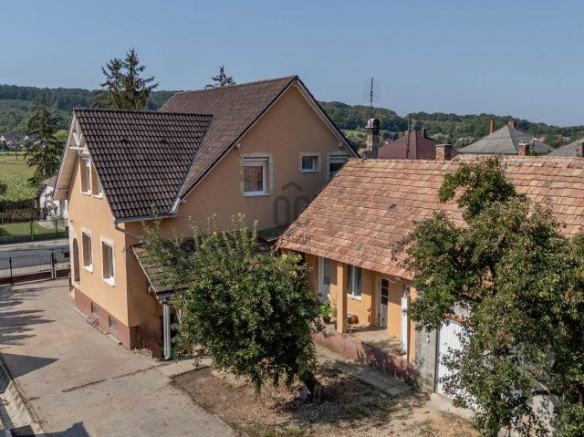 Eladó családi ház, Bakonycsernyén 63.8 M Ft, 6 szobás