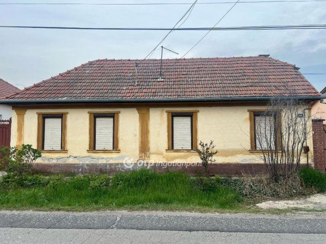 Eladó családi ház, Cegléden 19 M Ft, 2 szobás