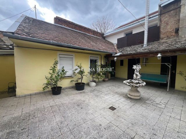 Eladó családi ház, Pécsett 65 M Ft, 4 szobás