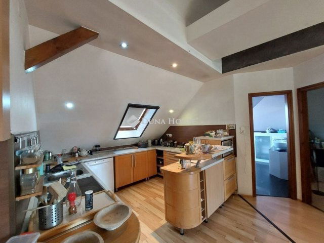 Eladó téglalakás, Baján 99.99 M Ft, 7 szobás