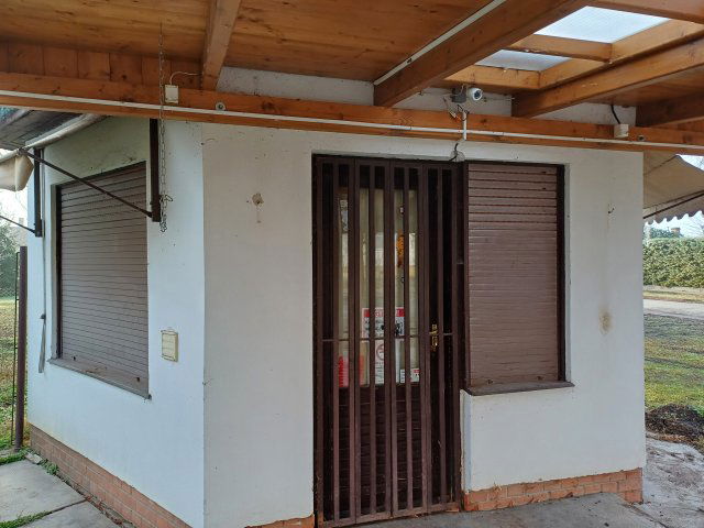 Eladó üzlethelyiség, Mezőhegyesen 6.3 M Ft, 1 szobás