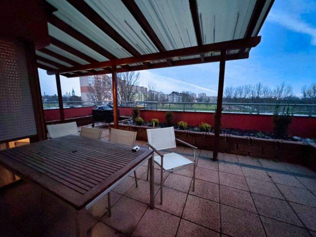 Eladó téglalakás, Székesfehérvárott 150 M Ft, 4 szobás