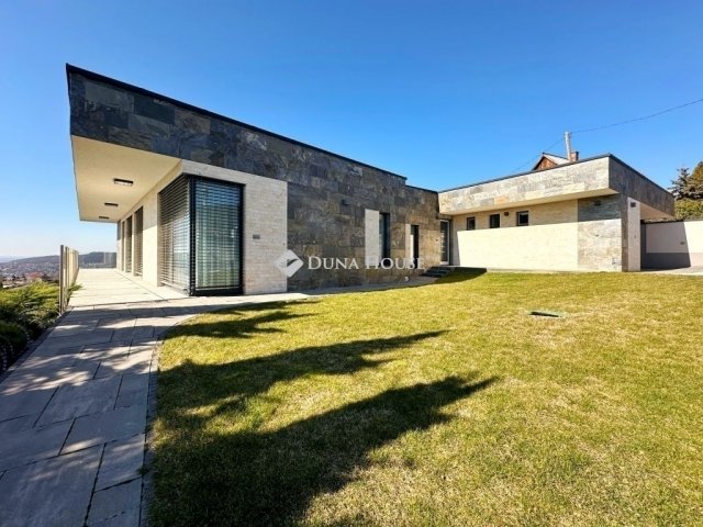 Eladó családi ház, Pécsett 425 M Ft, 4 szobás