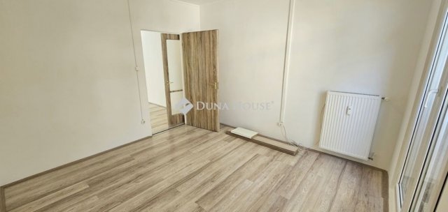 Eladó panellakás, Pécsett 49.9 M Ft, 2 szobás
