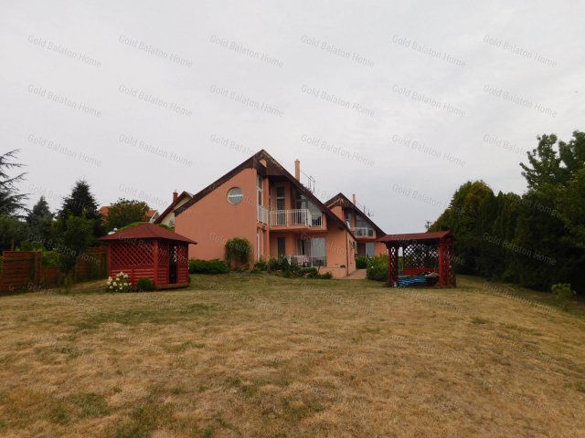 Eladó családi ház, Cserszegtomajon 298.851 M Ft, 10+4 szobás