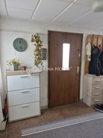 Eladó családi ház, Pécsett 179 M Ft, 8 szobás