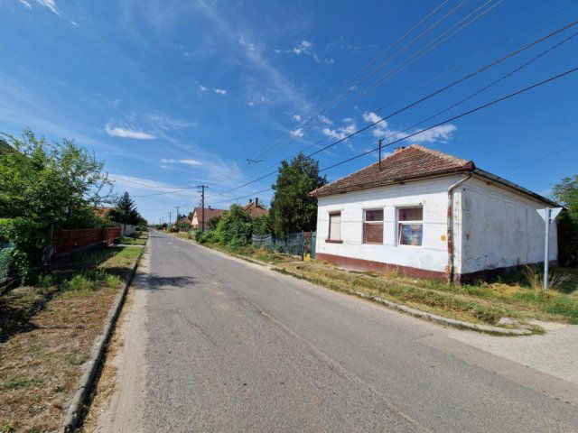 Eladó családi ház, Törtelen 20 M Ft, 3 szobás