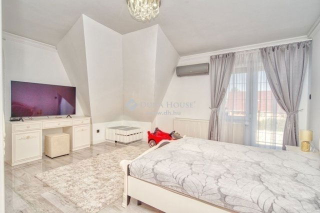 Eladó családi ház, Gyálon 299 M Ft, 7 szobás