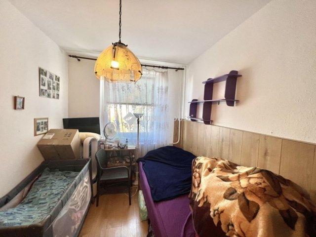 Eladó panellakás, Veszprémben 62.999 M Ft, 4 szobás