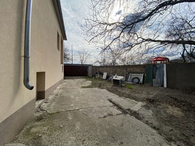 Eladó családi ház, Pakson 79.9 M Ft, 6 szobás