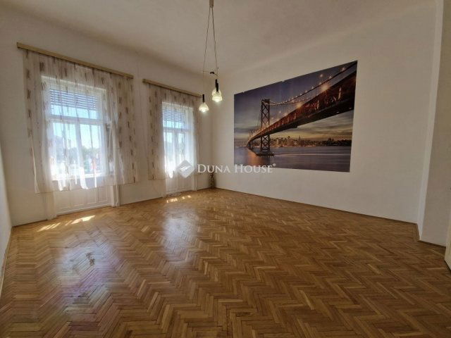 Eladó téglalakás, Baján 54.99 M Ft, 3 szobás