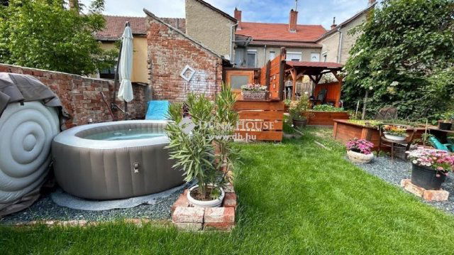 Eladó téglalakás, Szombathelyen 87.75 M Ft, 4 szobás