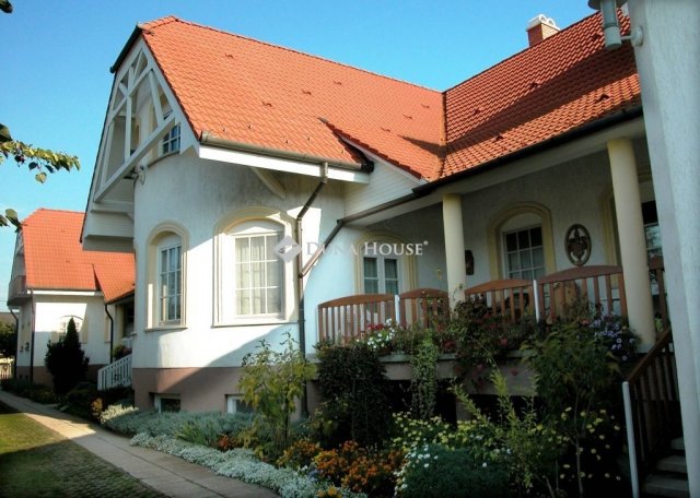 Eladó családi ház, Lajosmizsén 160 M Ft, 14 szobás