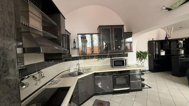 Eladó téglalakás, Pécsett 99 M Ft, 4 szobás