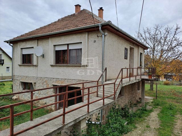 Eladó családi ház, Etyeken 83 M Ft, 6 szobás