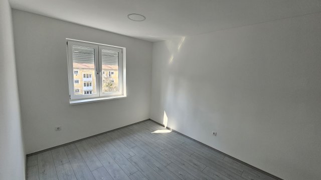 Eladó téglalakás, Komlón 34.4 M Ft, 2 szobás