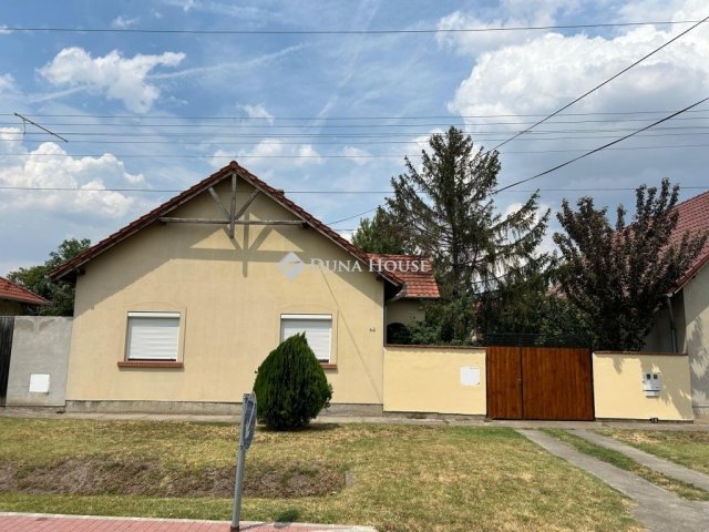 Eladó családi ház, Szegeden 130 M Ft, 3 szobás