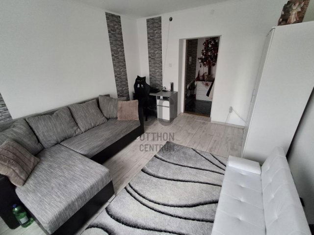 Eladó téglalakás, Cegléden 48 M Ft, 3 szobás