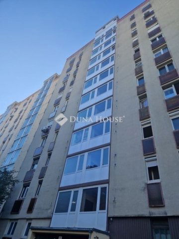 Eladó panellakás, Pécsett 49.9 M Ft, 3 szobás