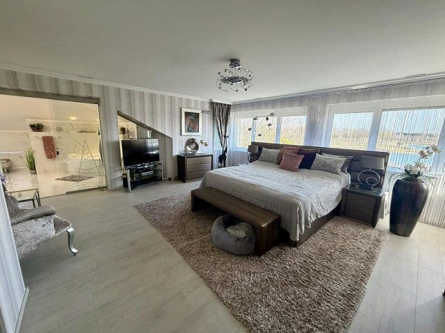 Eladó családi ház, Vácon 690 M Ft, 7+1 szobás