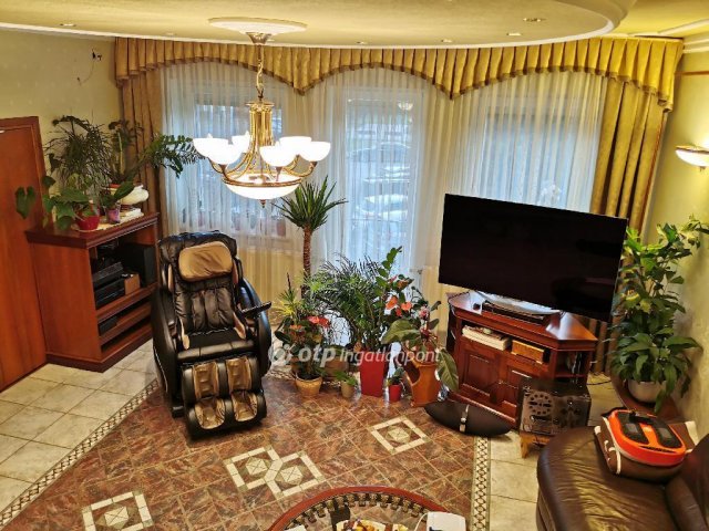 Eladó téglalakás, Kiskőrösön 175 M Ft, 4 szobás