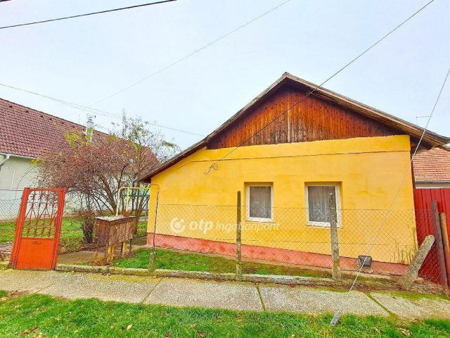 Eladó családi ház, Szolnokon 16.8 M Ft, 2 szobás