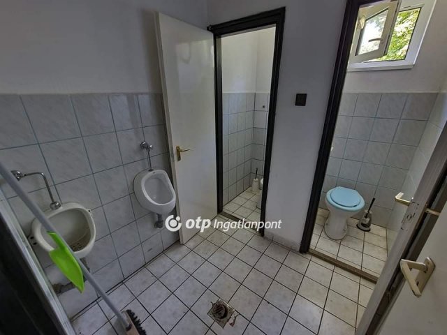 Eladó családi ház, Pápán 129 M Ft, 10 szobás