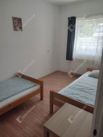 Eladó családi ház, Tatán 750 M Ft, 25 szobás