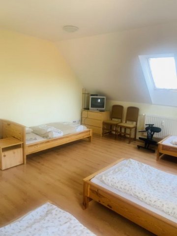 Kiadó téglalakás, albérlet, Tatán 700 E Ft / hó, 12 szobás