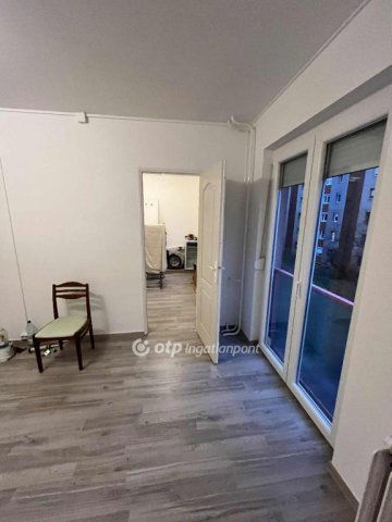 Eladó panellakás, Dunaújvárosban 29.5 M Ft, 1 szobás