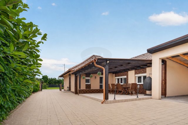 Eladó családi ház, Környén 159 M Ft, 4 szobás