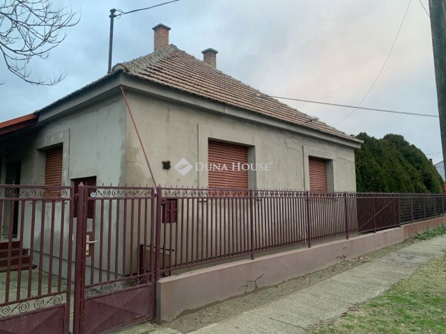 Eladó családi ház, Örkényen 49.5 M Ft, 5 szobás
