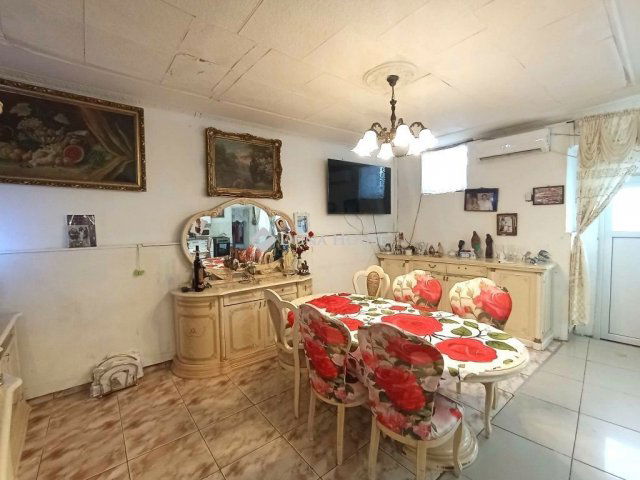 Eladó családi ház, Esztergomban 60 M Ft, 3 szobás