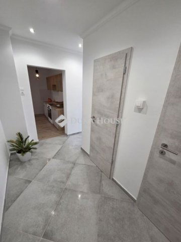 Eladó panellakás, Veszprémben 54.9 M Ft, 3 szobás