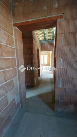 Eladó ikerház, Nagytarcsán 119.9 M Ft, 5 szobás