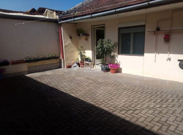Eladó családi ház, Esztergomban 54.9 M Ft, 3 szobás