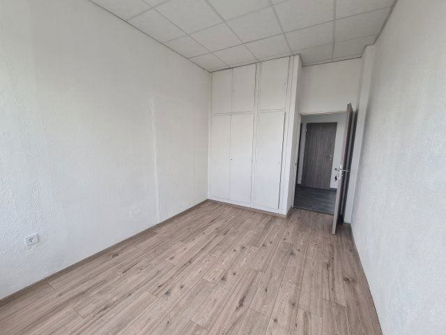 Kiadó iroda, Győrött, Fehérvári úton 27 E Ft / hó