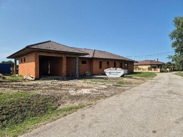 Eladó ikerház, Kistokajon 100 M Ft, 3 szobás