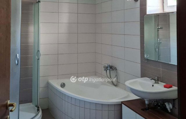 Eladó családi ház, Gárdonyban 150 M Ft, 5+5 szobás