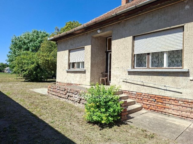 Eladó családi ház, Sándorfalván 65 M Ft, 4 szobás