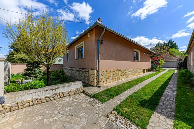 Eladó családi ház, Ajkán 115 M Ft, 5 szobás